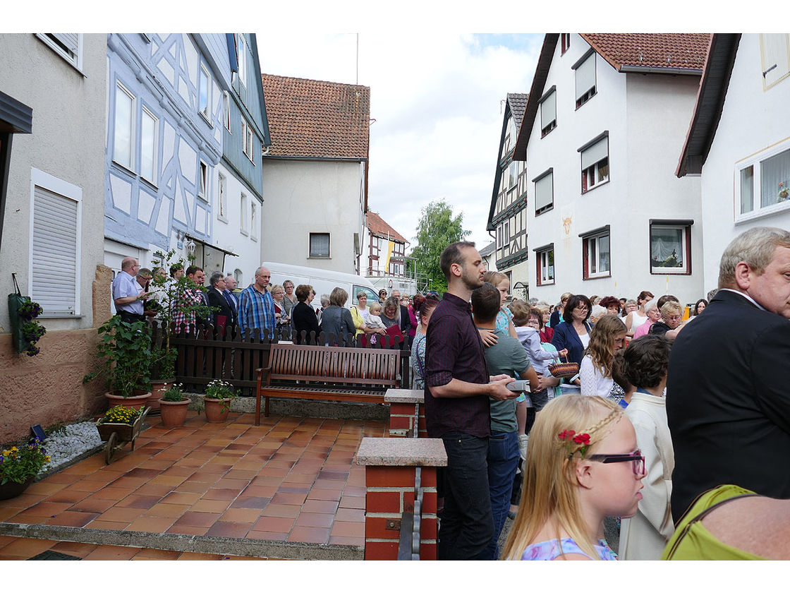 Fronleichnamsprozession durch die Straßen von Naumburg (Foto: Karl-Franz Thiede)